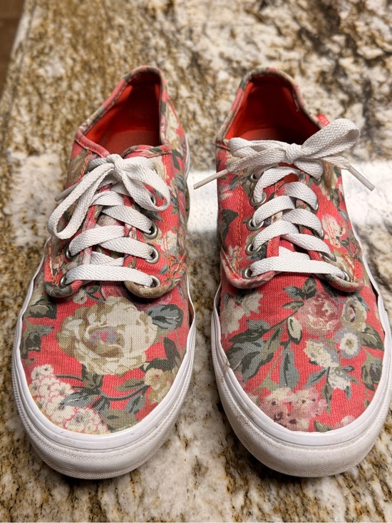 Vans Shoes - VANS Women’s Size 8.5 Coral with Floral Print Canvas Lace-Up Sneakers